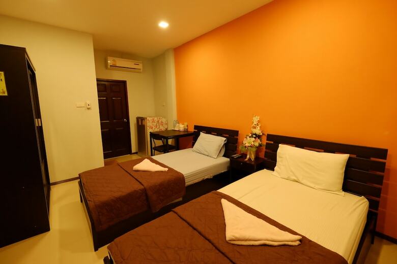 Hotel Amornrat Place