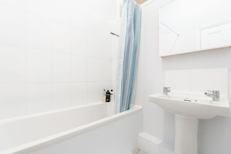 Earls Court Apartments By Basetogo