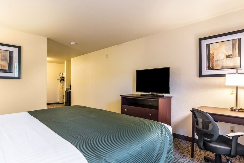 Cobblestone Hotel & Suites - Hutchinson