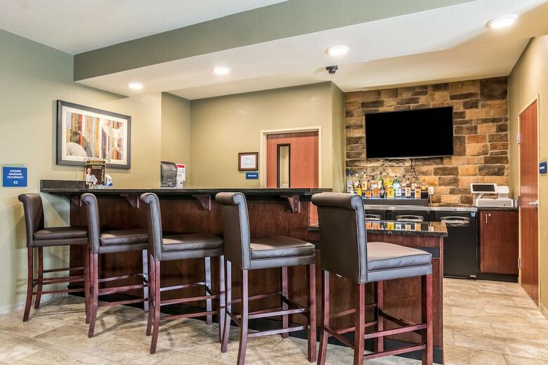 Cobblestone Hotel & Suites - Hutchinson