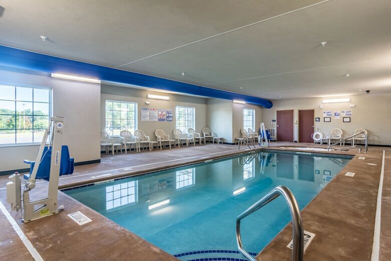 Cobblestone Hotel & Suites - Hutchinson