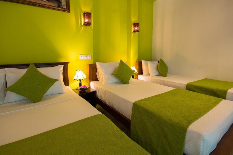 Hotel Ceyloni Lake View