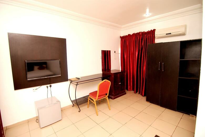 Silverland Hotel And Suites