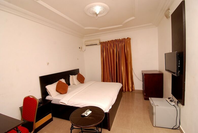 Silverland Hotel And Suites