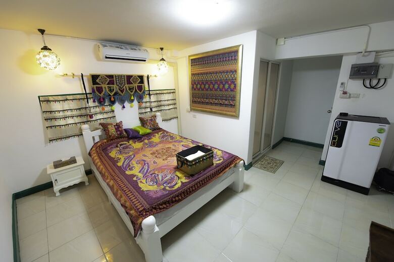 Yellow Hotel