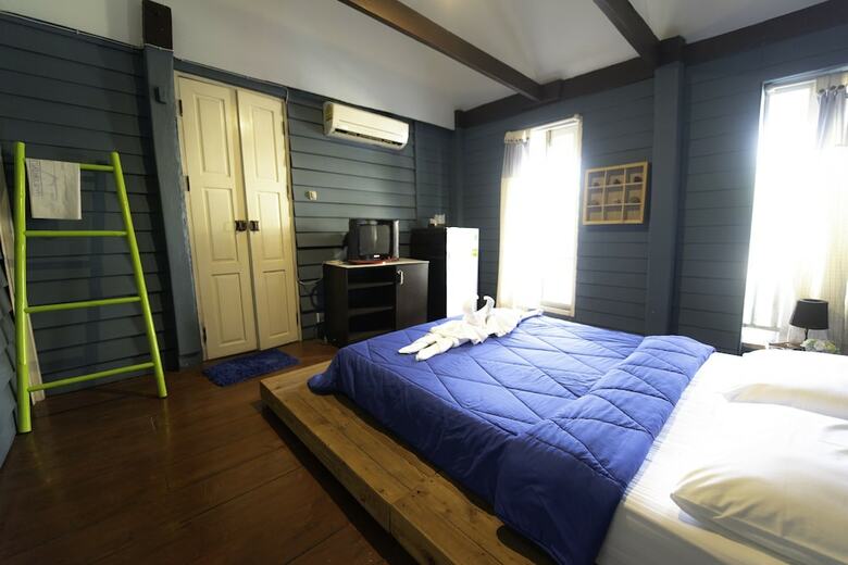 Yellow Hotel
