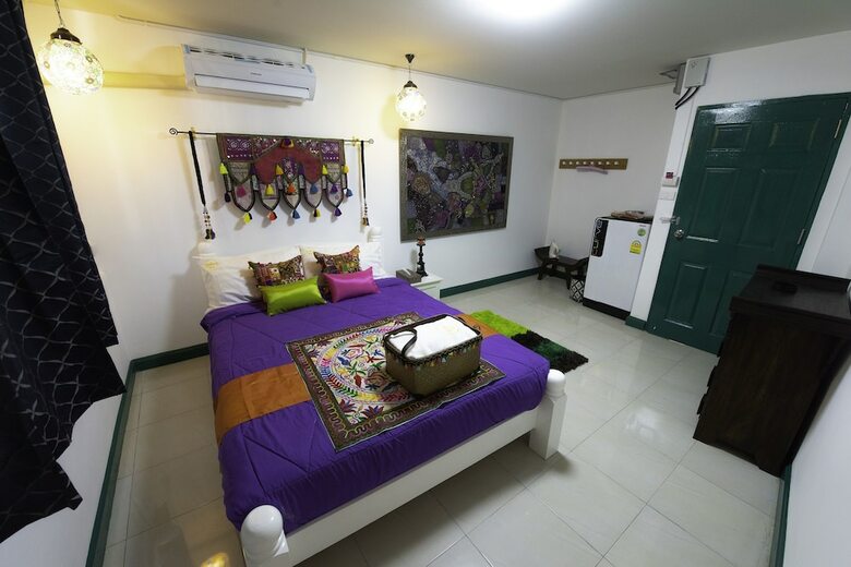 Yellow Hotel