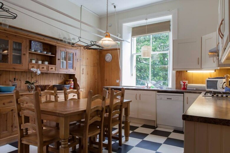 4 Bedroom Apartment Near The Meadows