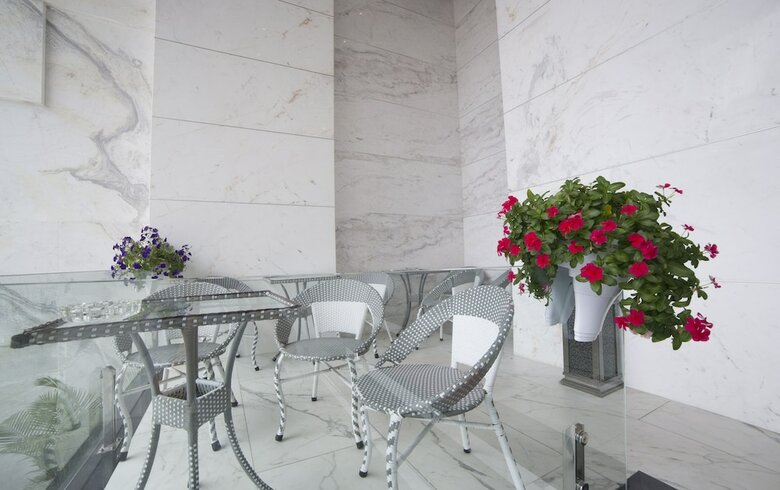 Flower Hotel