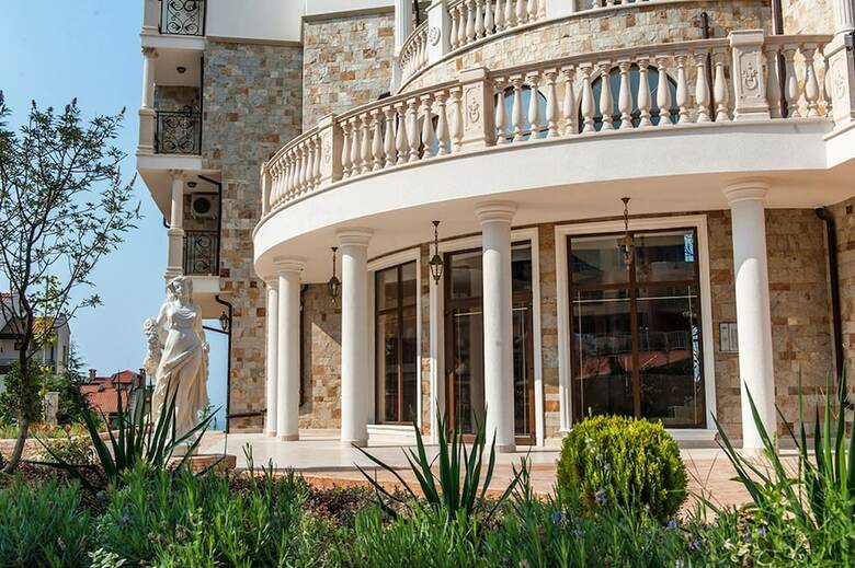 Apartments In Aparthotel Artur