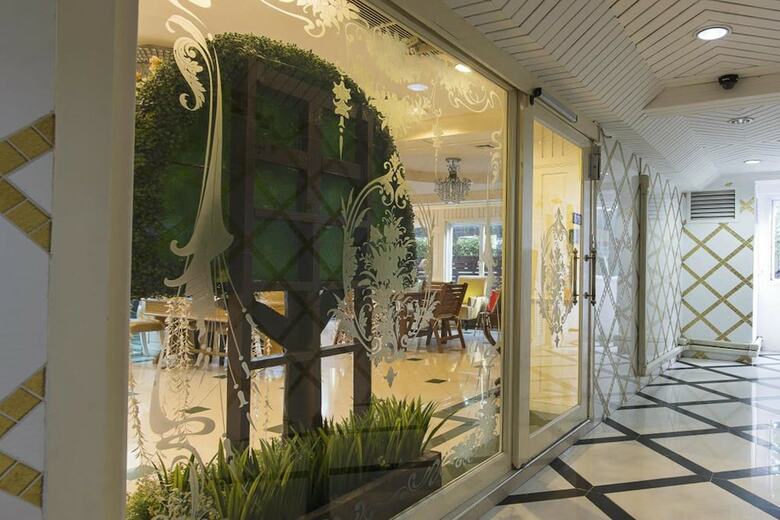 Hotel Orchid Resort