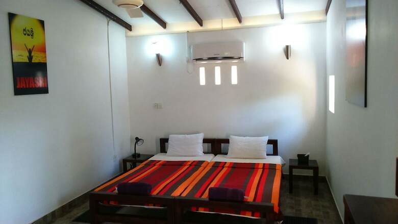 Hotel Sri Beach Bungalows And Villa