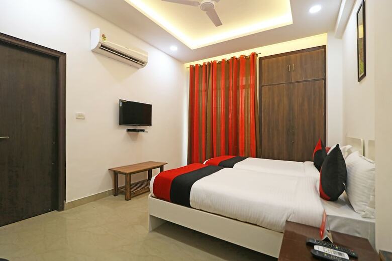 Hotel Petals Inn