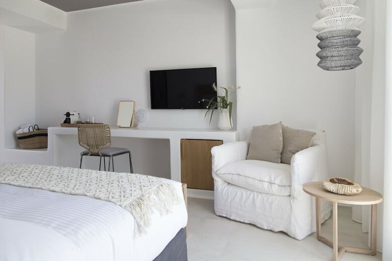 Adorno Beach Hotel & Suites