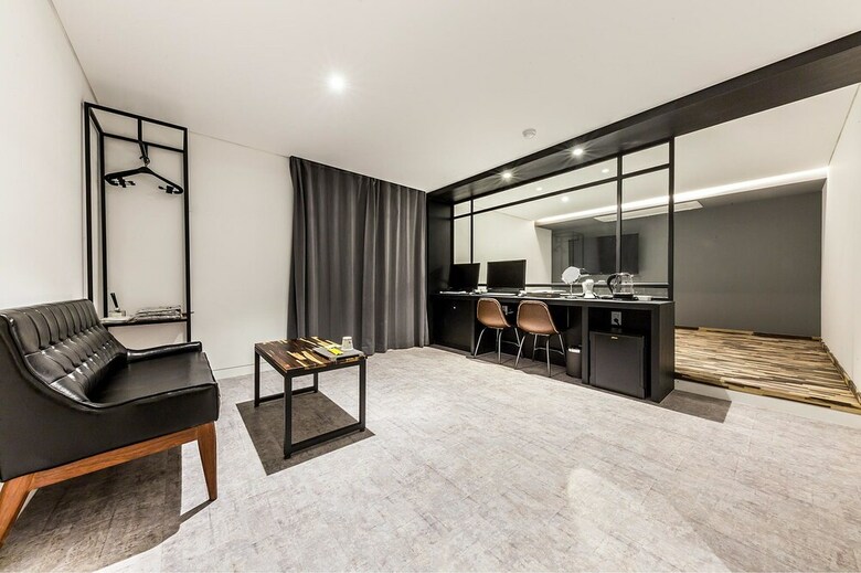 Hotel U