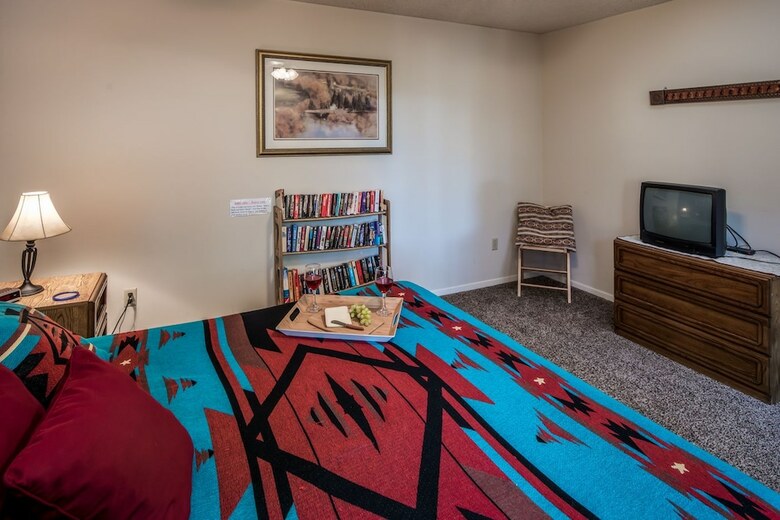Kizzy's Kove - Two Bedroom Cabin