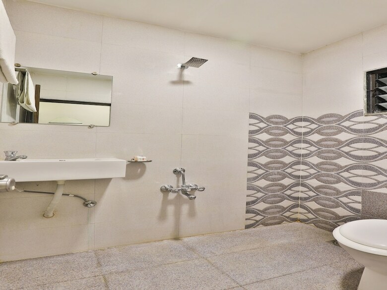 Oyo 11610 Hotel Shreenath
