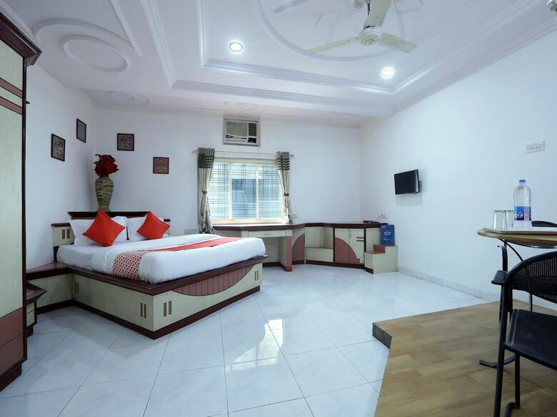 Oyo 12049 Hotel Ravi Kiran Executive