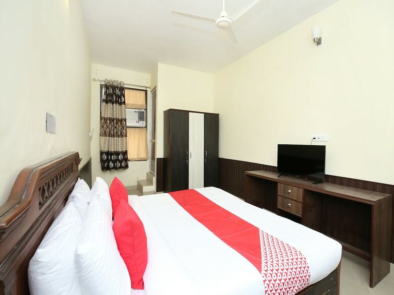 Hotel Oyo 11708 Near Lpu