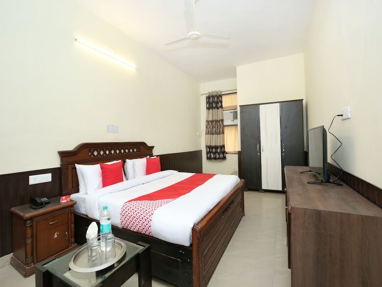 Hotel Oyo 11708 Near Lpu
