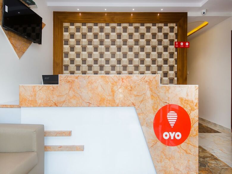 Hotel Oyo 14056 Golden Arch