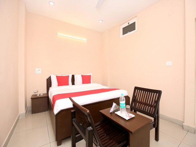 Oyo 13037 Hotel Ambassador