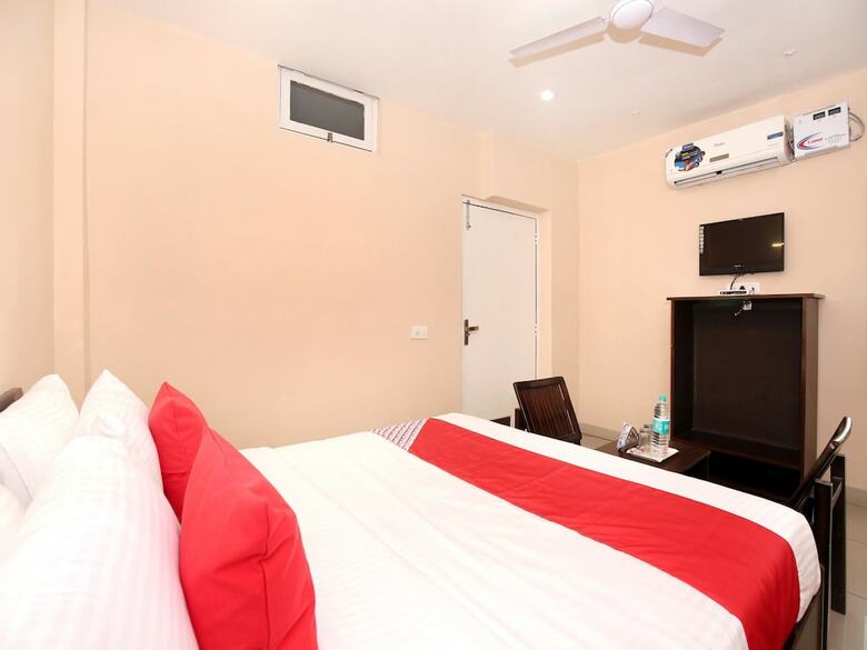 Oyo 13037 Hotel Ambassador