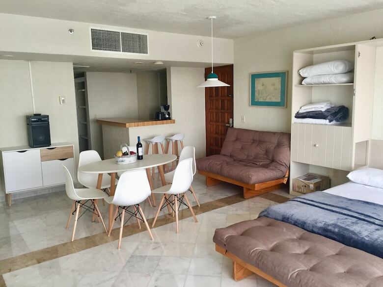 Ocean Front Condo In Hotel Zone
