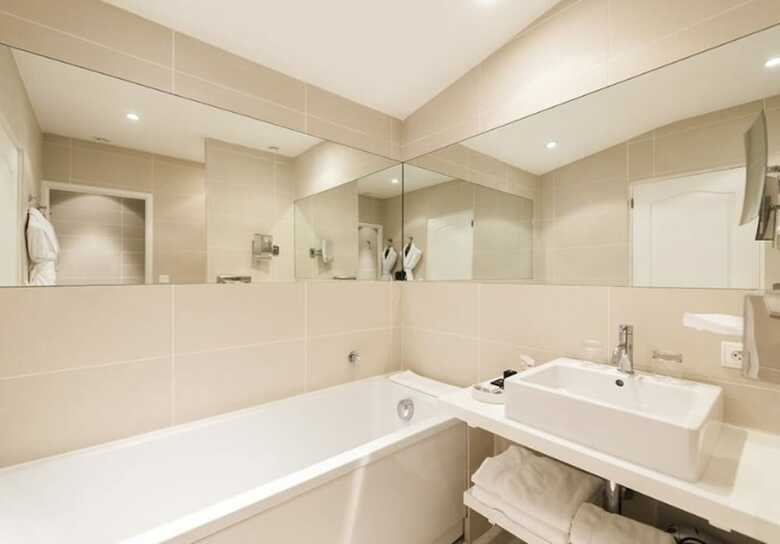 Hotel Du C�t� Des Olivades