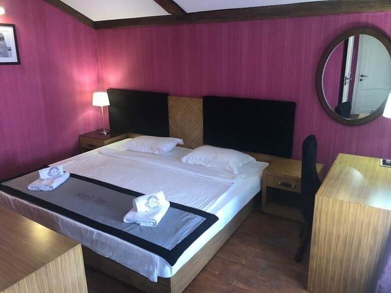 Sleepy Tom Hotel