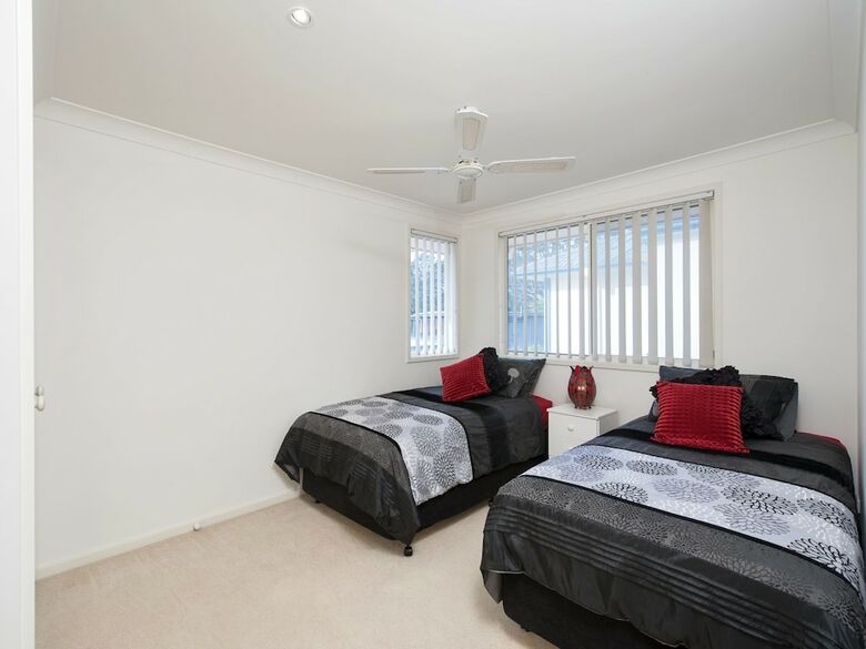 White Waves, 7b Achilles Street