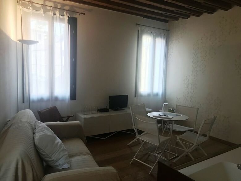 Contemporary Apartment In Venice Ff