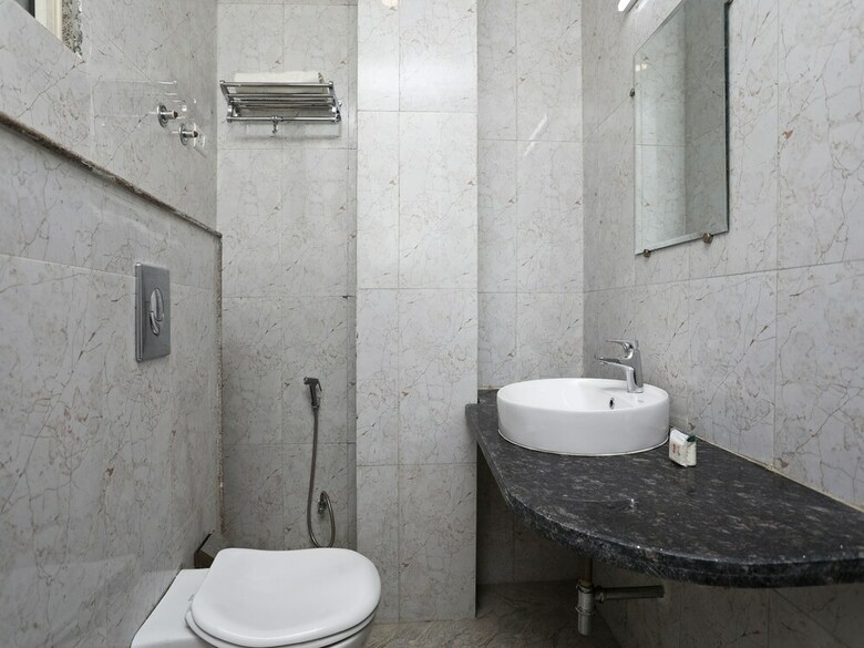 Hotel Oyo 14481 Almati Inn