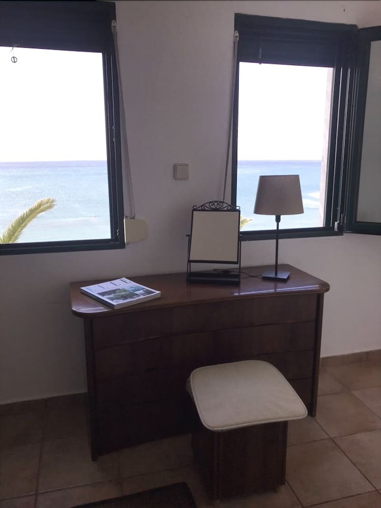 Apartamentos Stunning Sea-front Maisonette