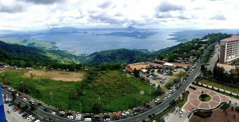 Dr. Calayan's Cozy Wind Residences Tagaytay Taal View