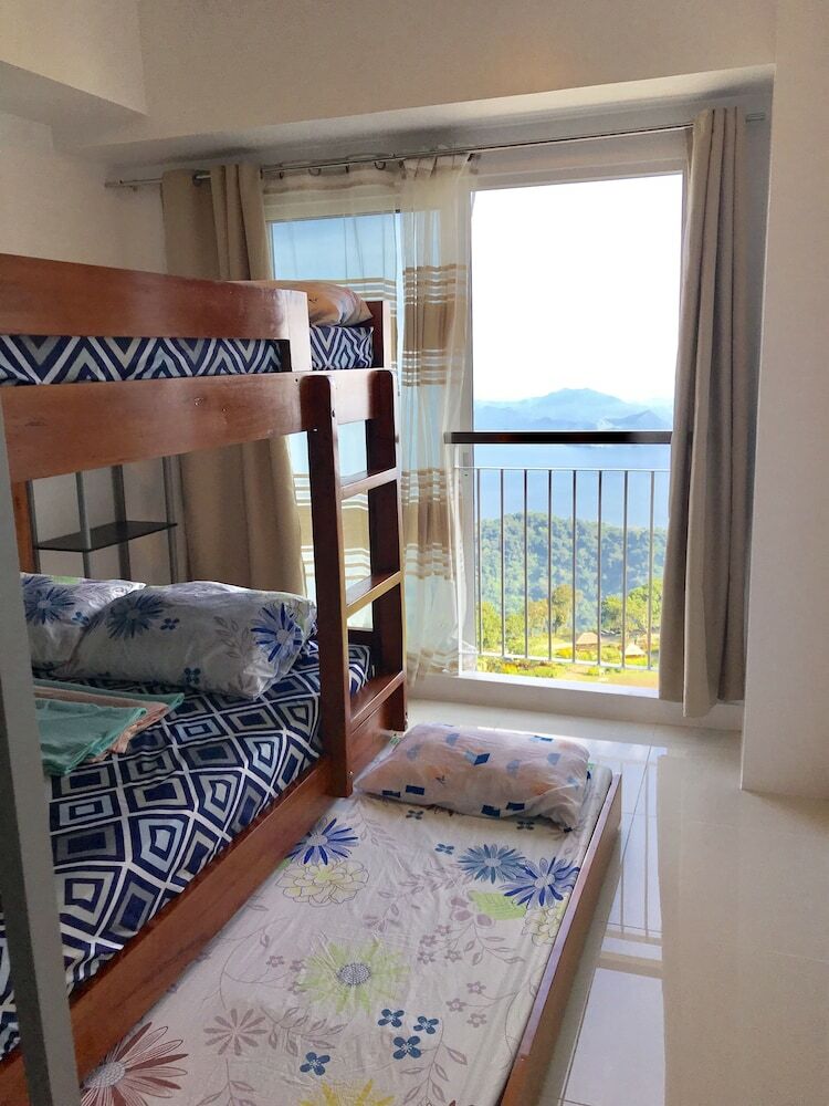 Dr. Calayan's Cozy Wind Residences Tagaytay Taal View