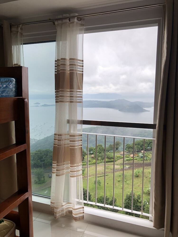 Dr. Calayan's Cozy Wind Residences Tagaytay Taal View