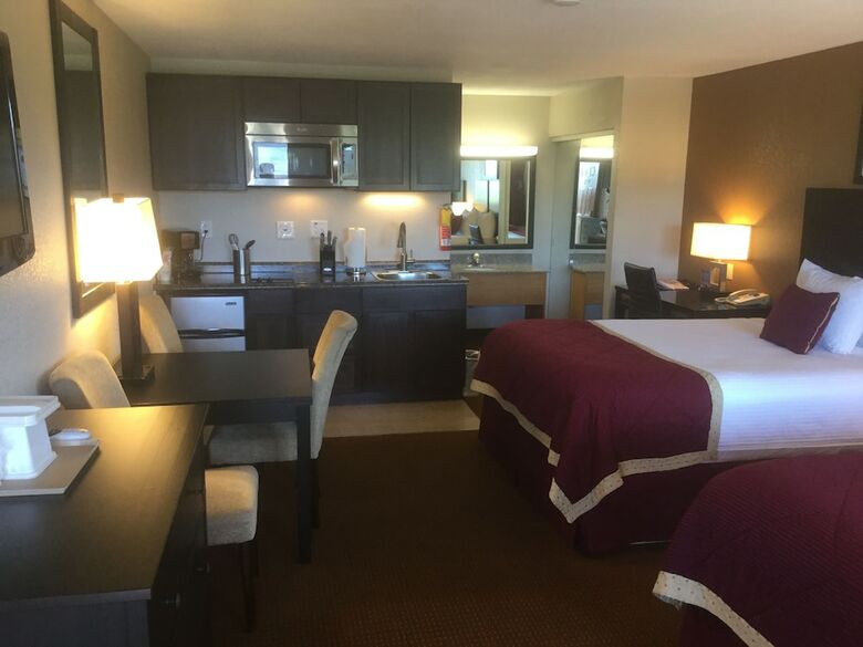 Hotel Baymont By Wyndham Cortez