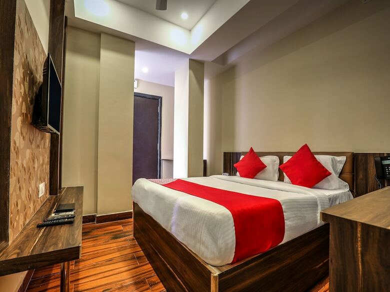 Hotel Oyo 14244 Loya Legend