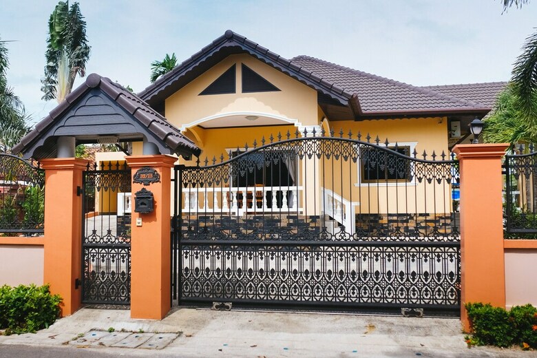 5 Bedrooms Pool Villa Behind Phuket Z00