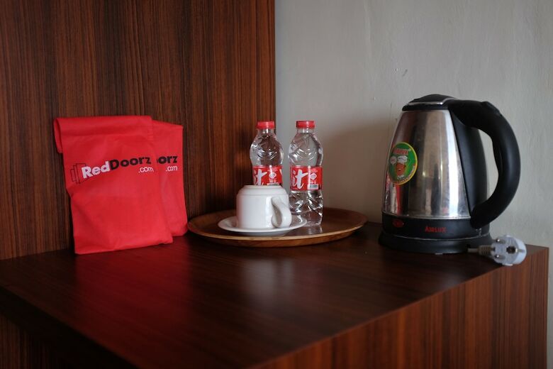 Hotel Reddoorz Plus Near Senen