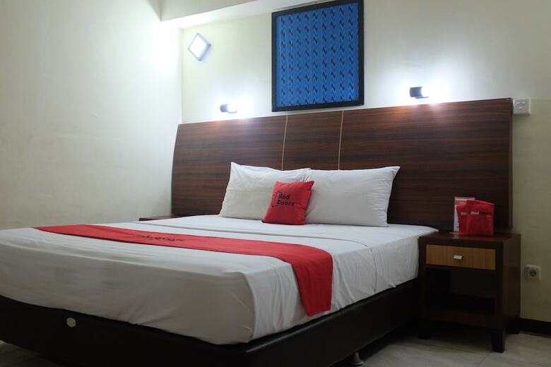 Hotel Reddoorz Plus Near Senen