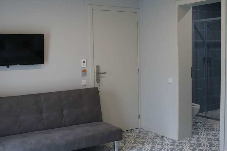 Hostal Royal Beach Hostel & Suites