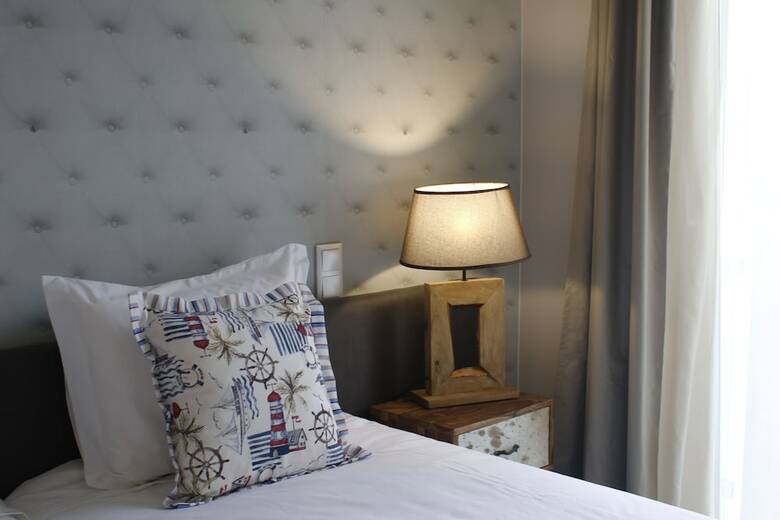 Hostal Royal Beach Hostel & Suites