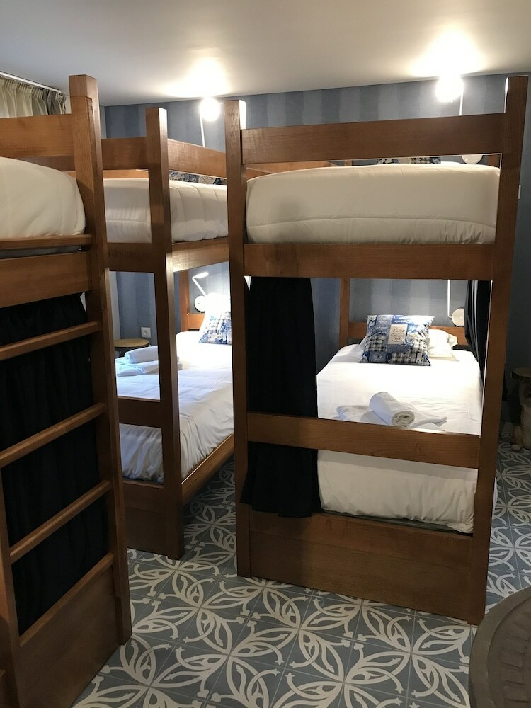 Hostal Royal Beach Hostel & Suites
