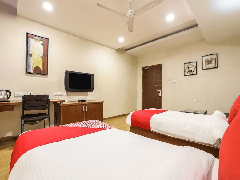 Oyo 14680 Hotel Rainbow Park