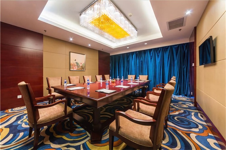 Longqi Jianguo Hotel