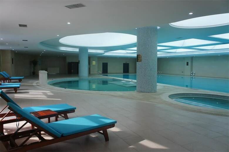 Longqi Jianguo Hotel