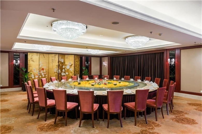 Longqi Jianguo Hotel