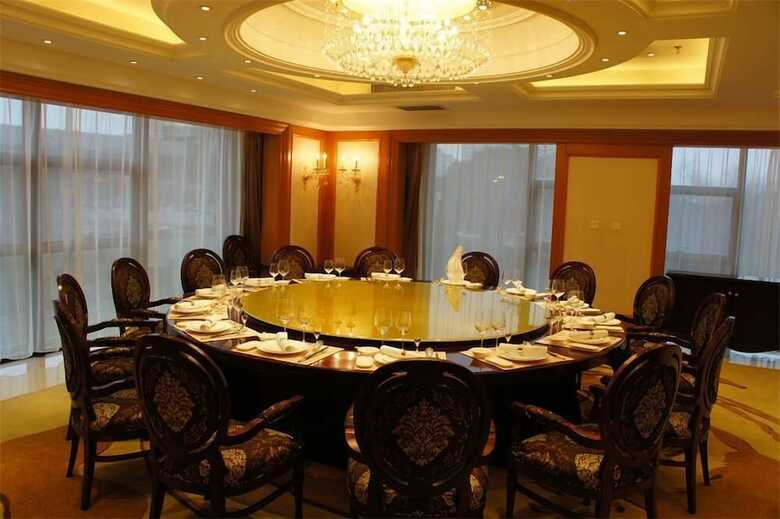 Longqi Jianguo Hotel